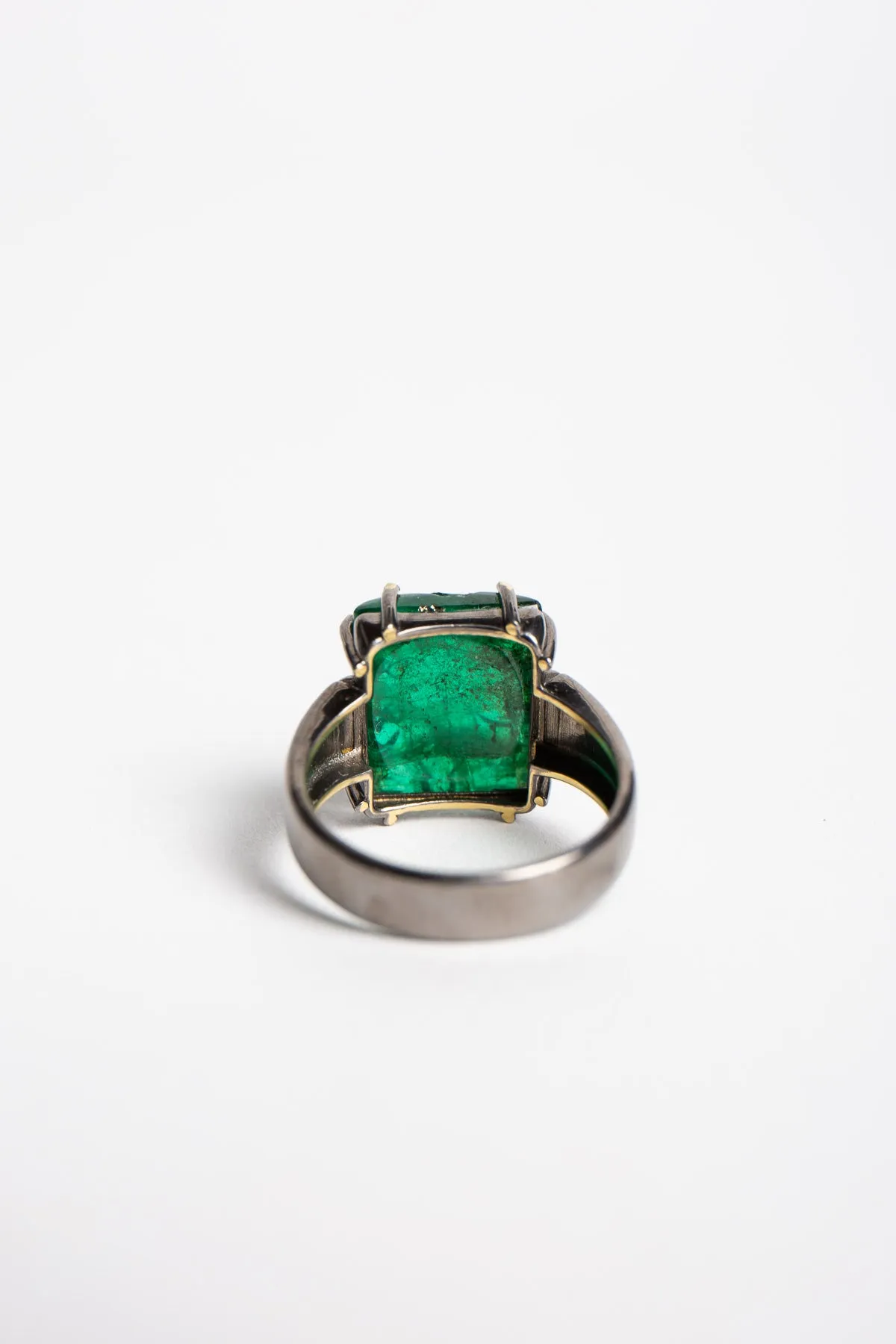 AMRAPALI LONDON | 18K YELLOW GOLD, BLACK RHODIUM, AND EMERALD PANNA RING