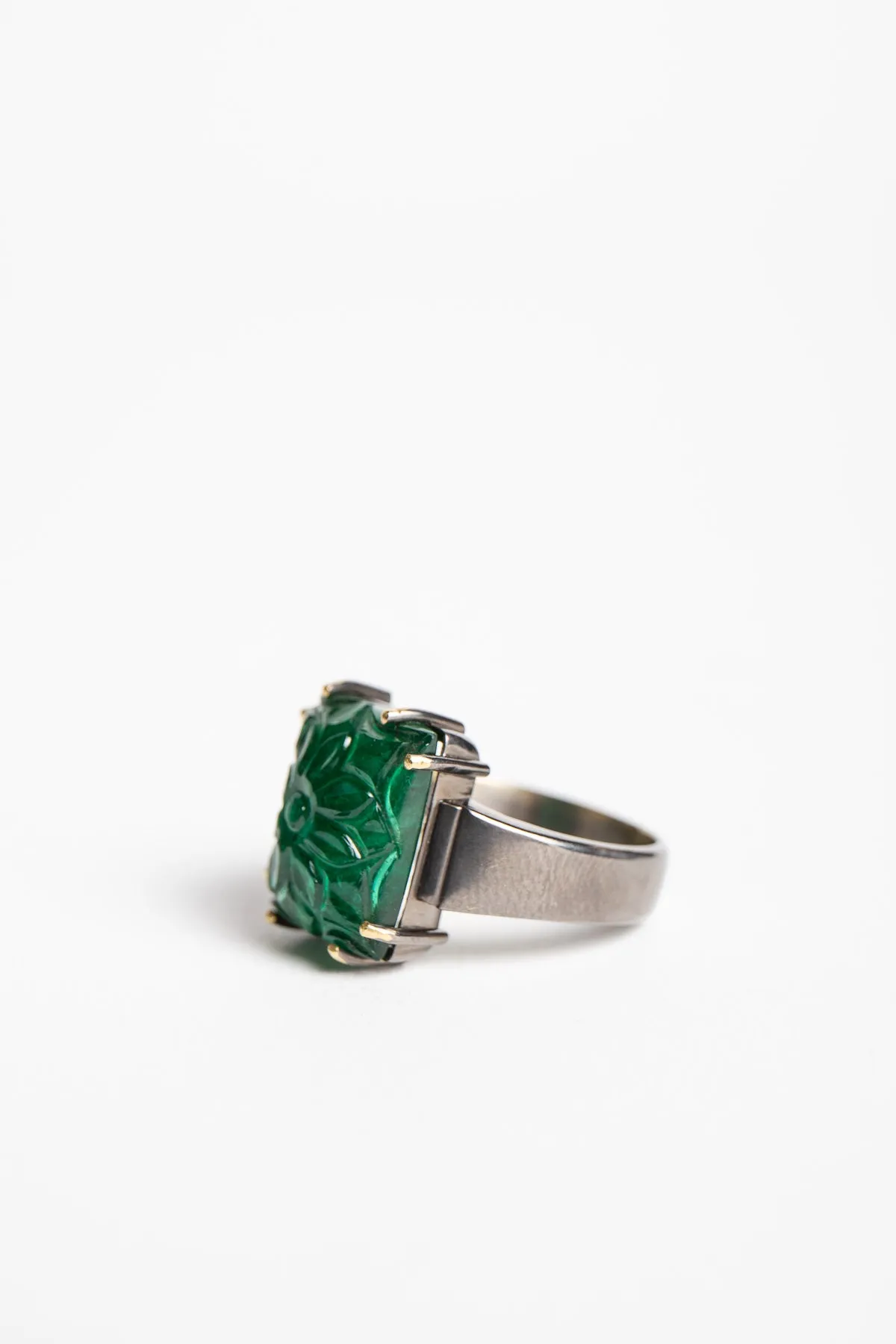 AMRAPALI LONDON | 18K YELLOW GOLD, BLACK RHODIUM, AND EMERALD PANNA RING