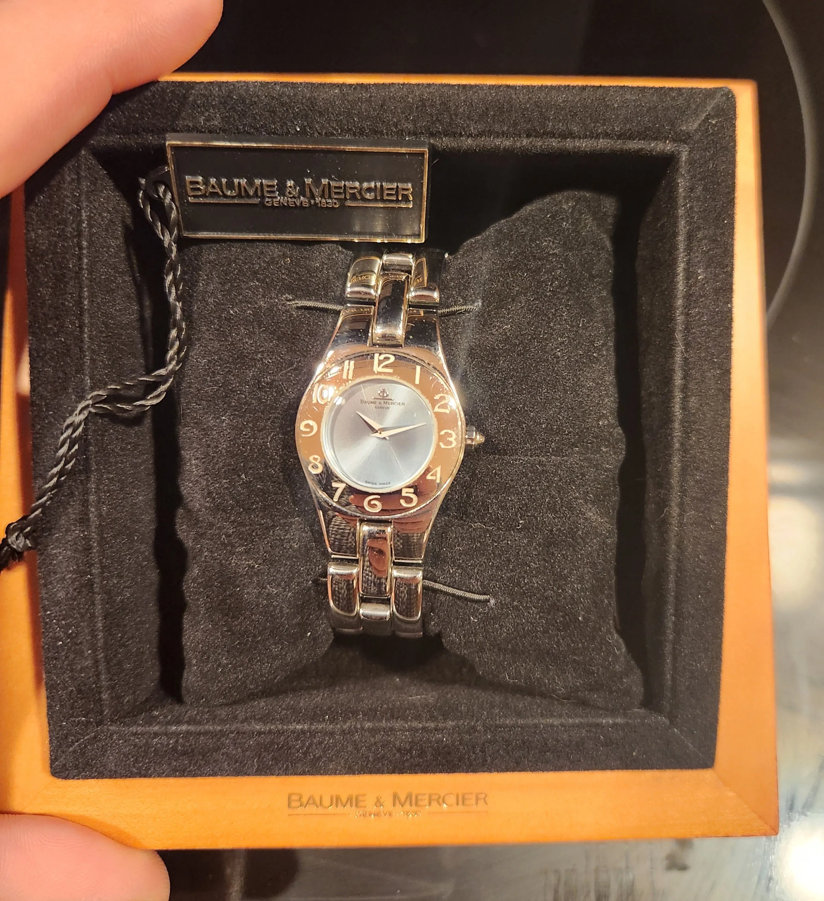Baume & Mercier Linea Steel on Bracelet Blue Dial Women's Luxury Watch. 24.5mm pre-owned