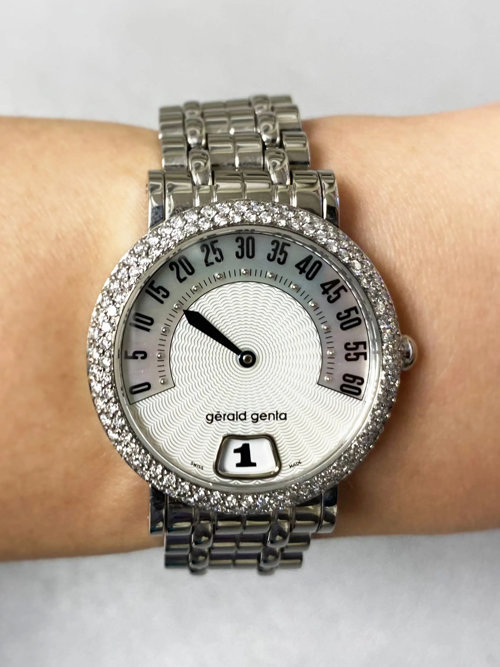 Gérald Genta Retro Classic G.3624 Diamonds Steel Ladies Watch Box Papers