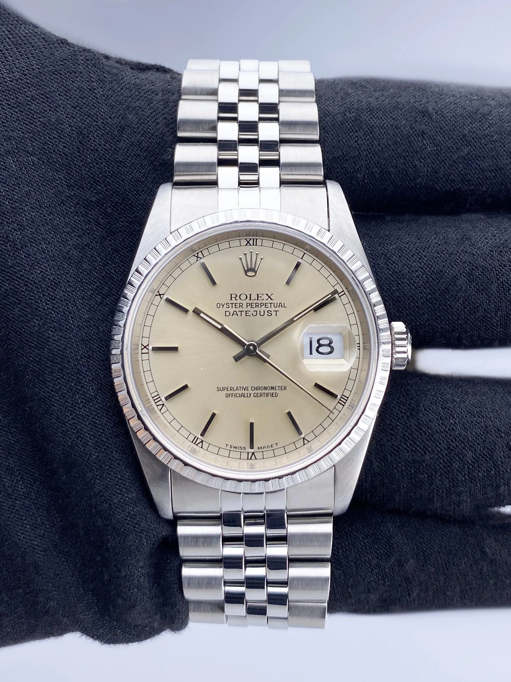 Rolex Oyster Perpetual Datejust 16220 Silver Dial Mens Watch