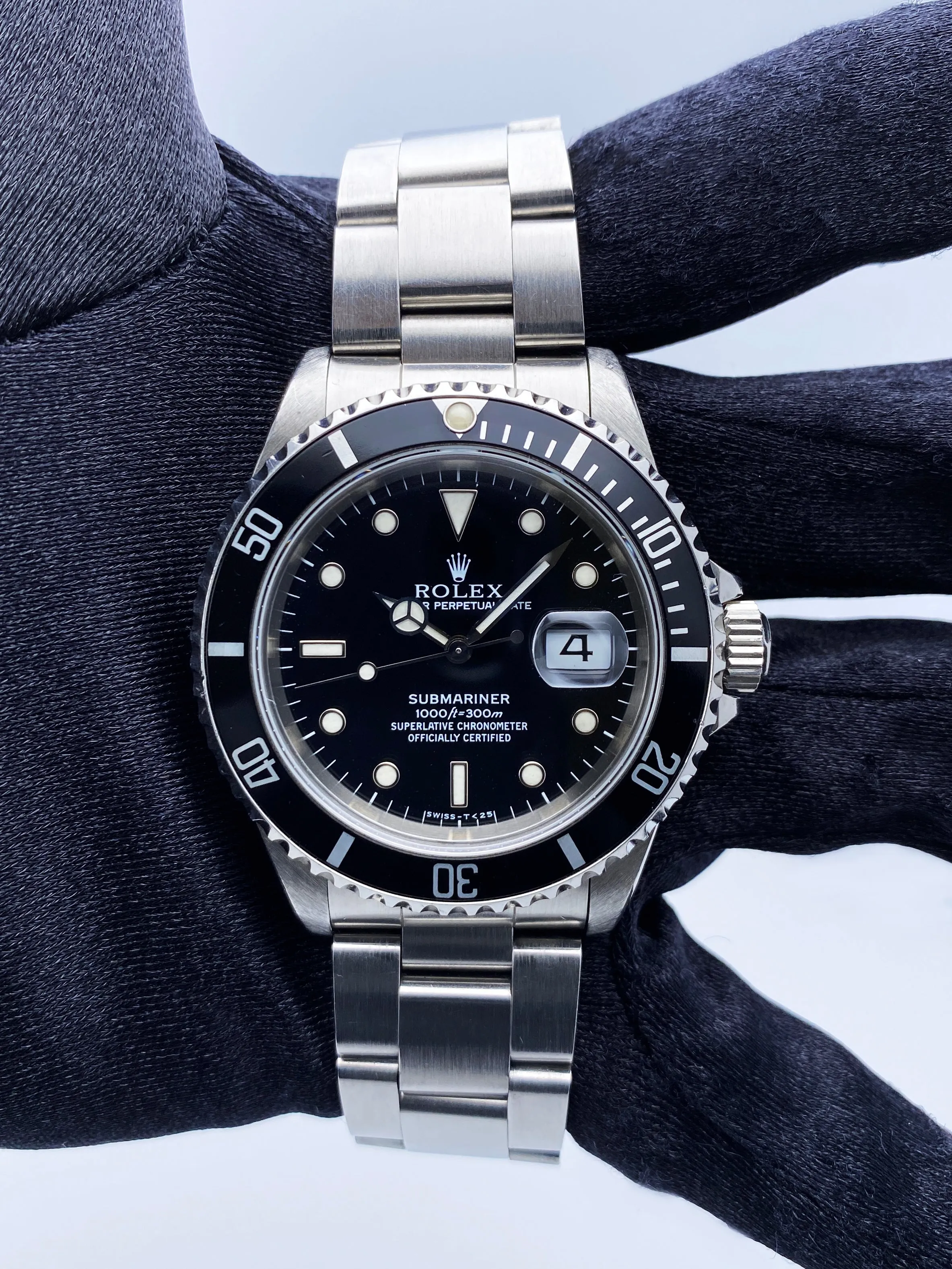 Rolex Submariner Date 16610 Mens Watch Box Papers