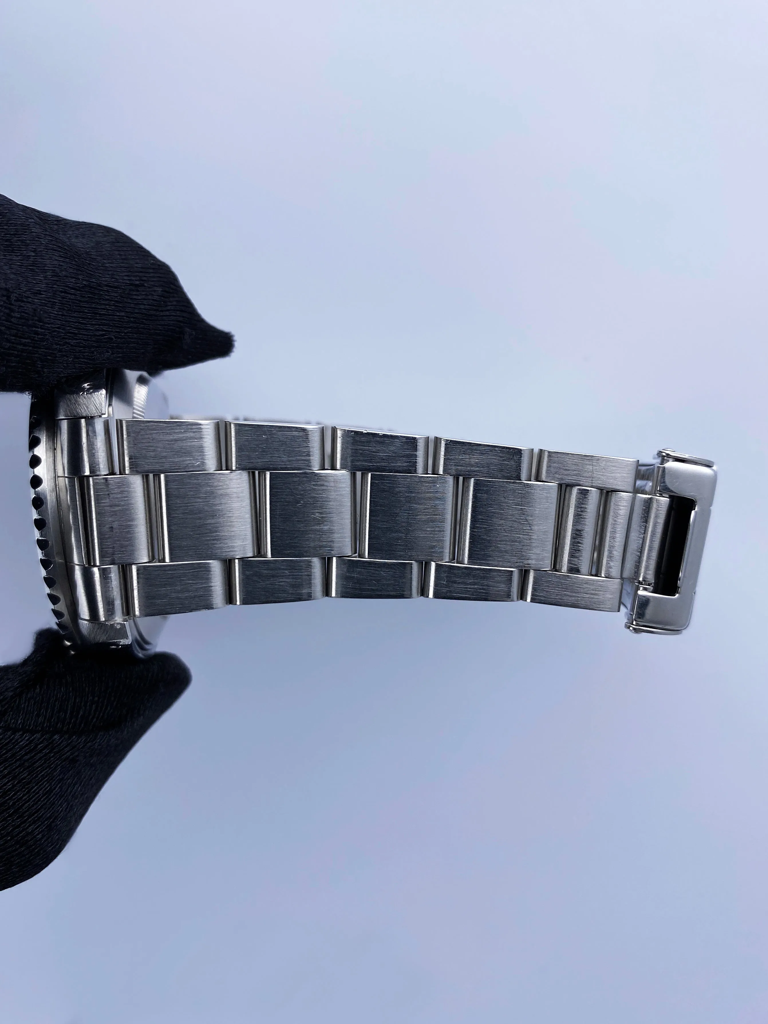 Rolex Submariner Date 16610 Mens Watch Box Papers