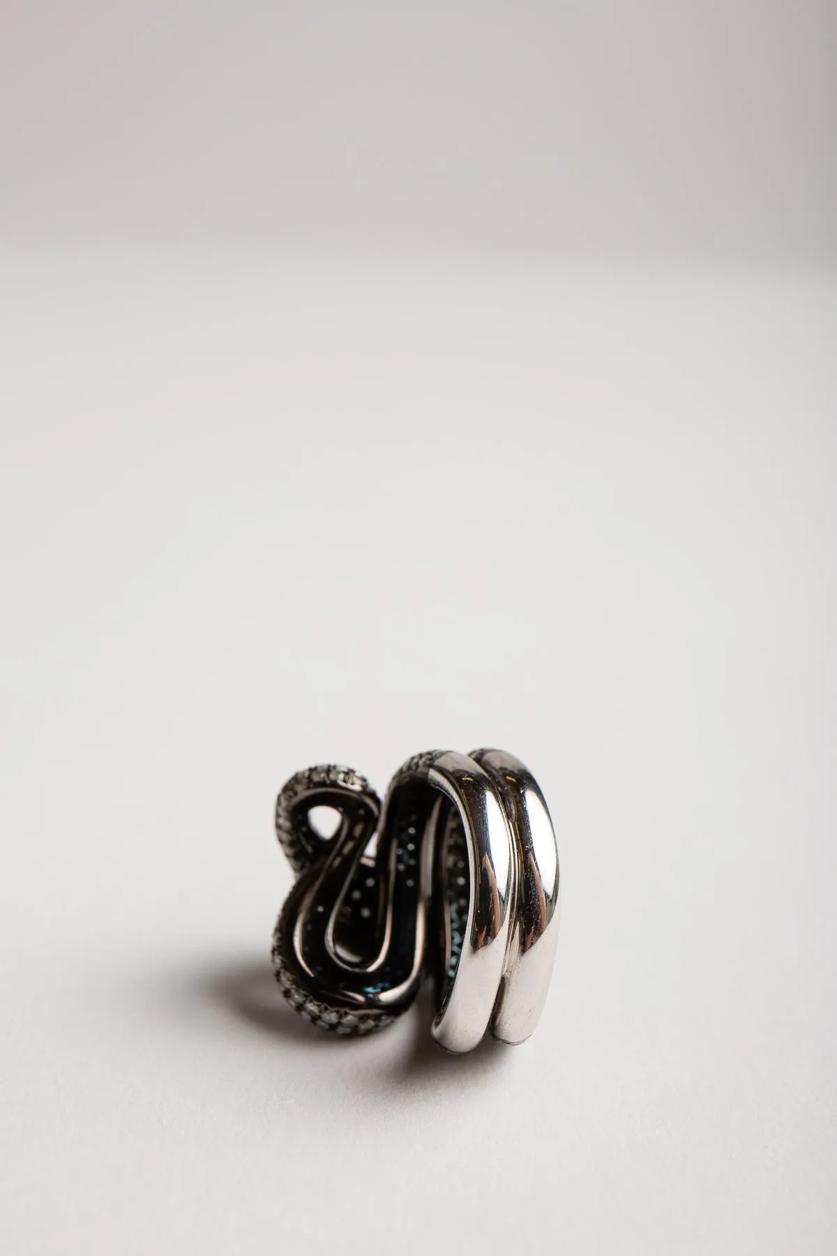 STEFERE | 18K WHITE GOLD 332 DIAMOND SNAKE RING